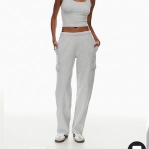 Aritzia TNA Cozy Fleece Mega Cargo Sweatpants (size xs)